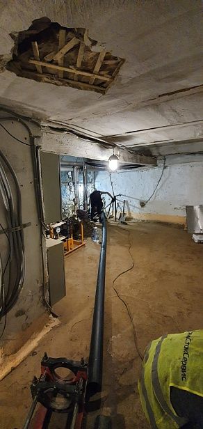 ЮУрГУ. Произвели бестраншейную замену водопровода, 15 м. ПЭ 110 мм.