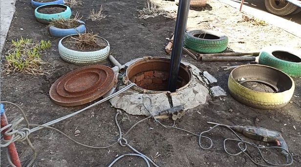 Поменяли 8 канализационных выпусков в МКД г.Южноуральск. Метод разрушения старой трубы (санация).