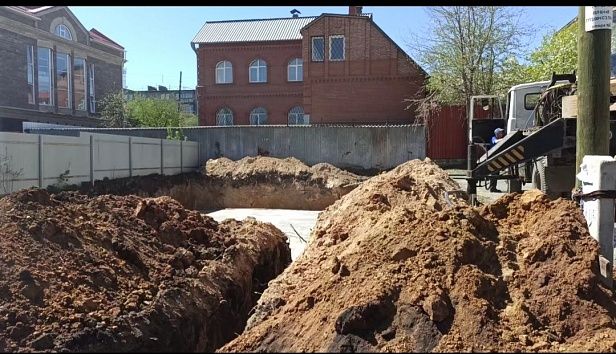 Провели без раскопок водопровод в частный дом, ПЭ 110 мм.