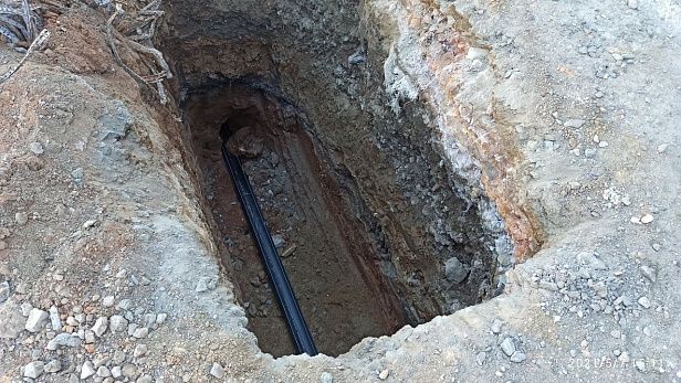 Провели без раскопок водопровод в частный дом, ПЭ 110 мм.